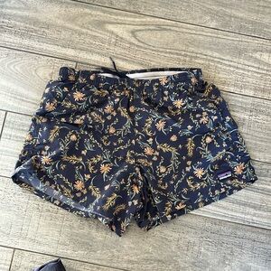 Patagonia baggies women’s shorts size small, flower pattern